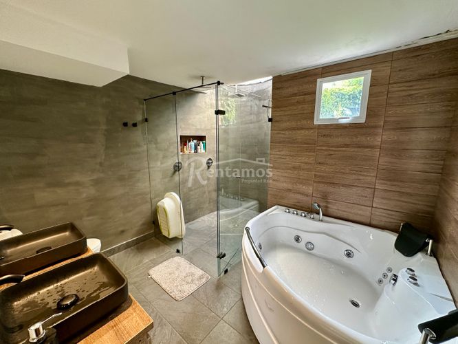 Casa de 5 alcobas en venta en Altos Del Poblado, Medellín, 350 m² · foto 9 de 17
