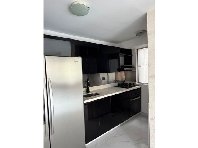 Apartamento de 3 alcobas en venta en Loma De Los Bernal, Medellín, 72 m² · foto 3 de 12