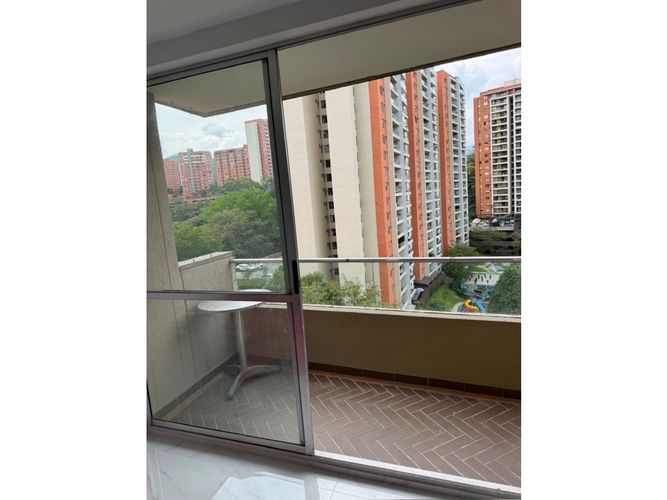 Apartamento de 3 alcobas en venta en Loma De Los Bernal, Medellín, 72 m² · foto 4 de 12