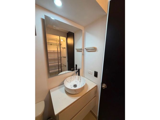 Apartamento de 3 alcobas en venta en Loma De Los Bernal, Medellín, 72 m² · foto 5 de 12