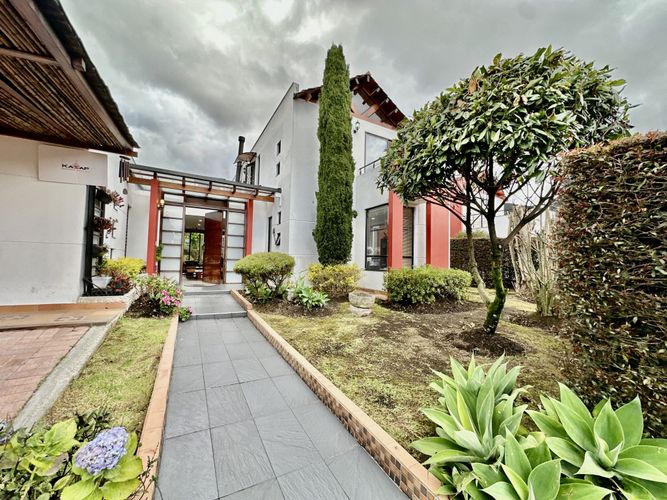 Casa de 4 alcobas en venta en Cerca De Piedra, Chía, 244 m² · foto 2 de 24