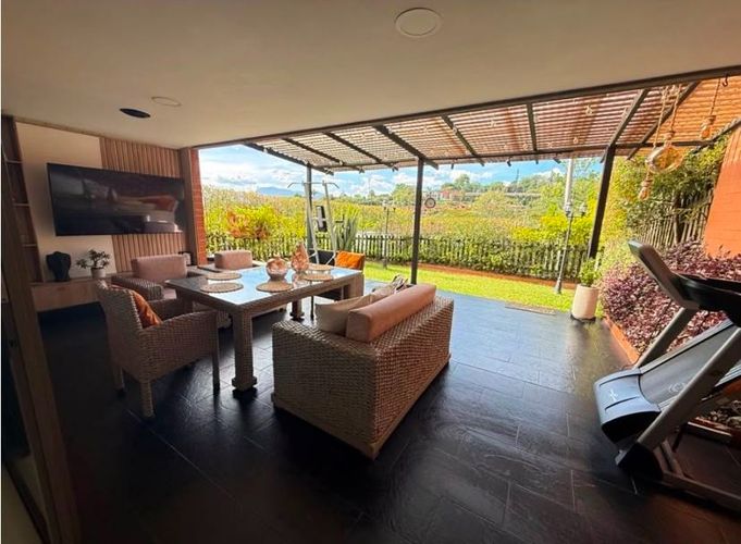 Casa de 4 alcobas en venta en La Sebastiana, Envigado, 235 m² · foto 2 de 24