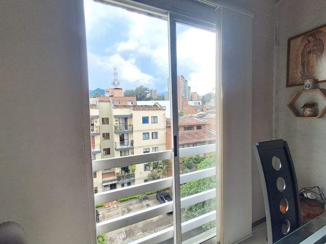 Apartamento de 3 alcobas en venta en La Castellana, Medellín, 75 m² · foto 3 de 19