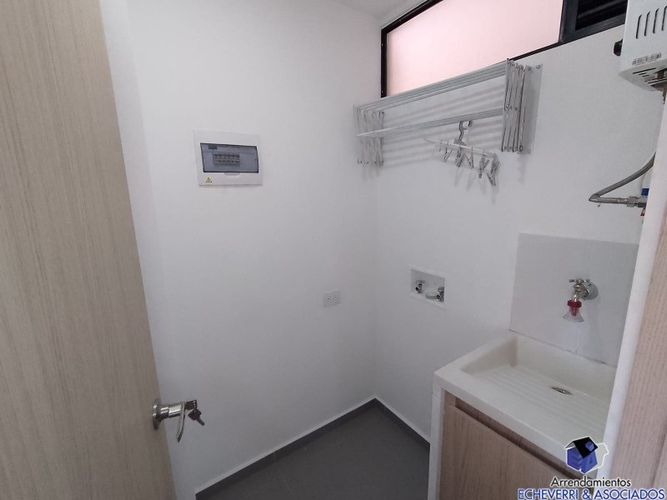 Apartamento de 2 alcobas en arriendo en Loma Del Escobero, Envigado, 67 m² · foto 2 de 8