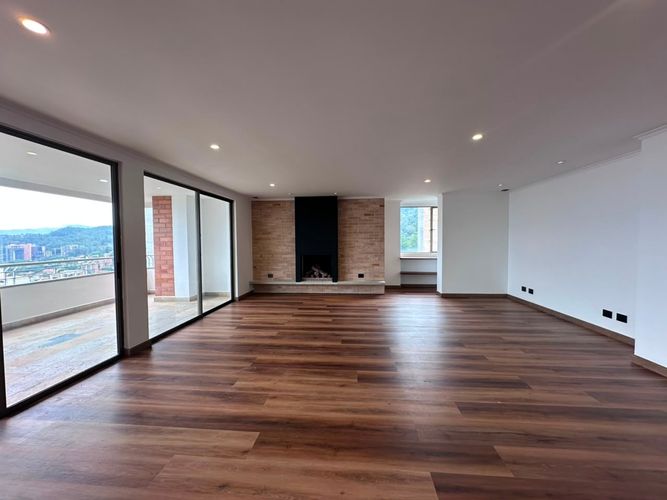 Apartamento de 3 alcobas en arriendo en Los Naranjos, Medellín, 215 m² · foto 2 de 19