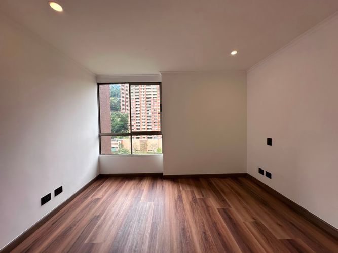 Apartamento de 3 alcobas en arriendo en Los Naranjos, Medellín, 215 m² · foto 8 de 19