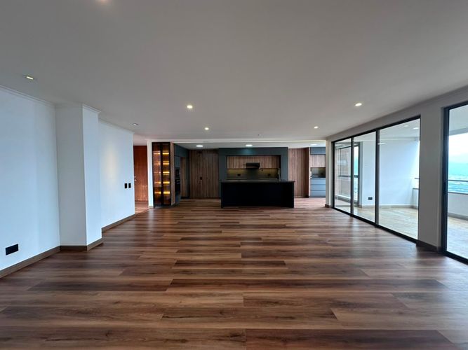 Apartamento de 3 alcobas en arriendo en Los Naranjos, Medellín, 215 m² · foto 3 de 19