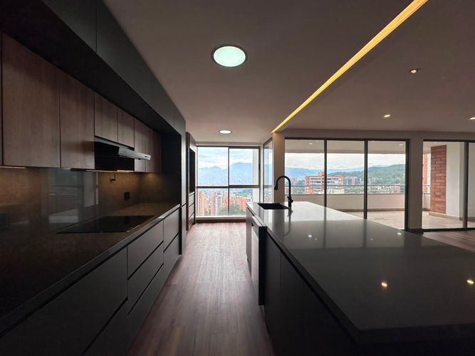 Apartamento de 3 alcobas en arriendo en Los Naranjos, Medellín, 215 m² · foto 5 de 19