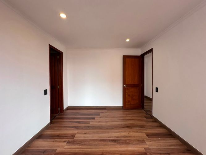 Apartamento de 3 alcobas en arriendo en Los Naranjos, Medellín, 215 m² · foto 13 de 19