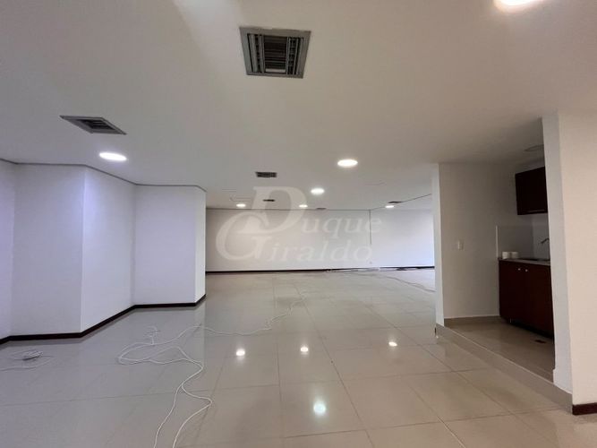 Oficina en arriendo en El Poblado, Medellín, 147 m² · foto 2 de 6