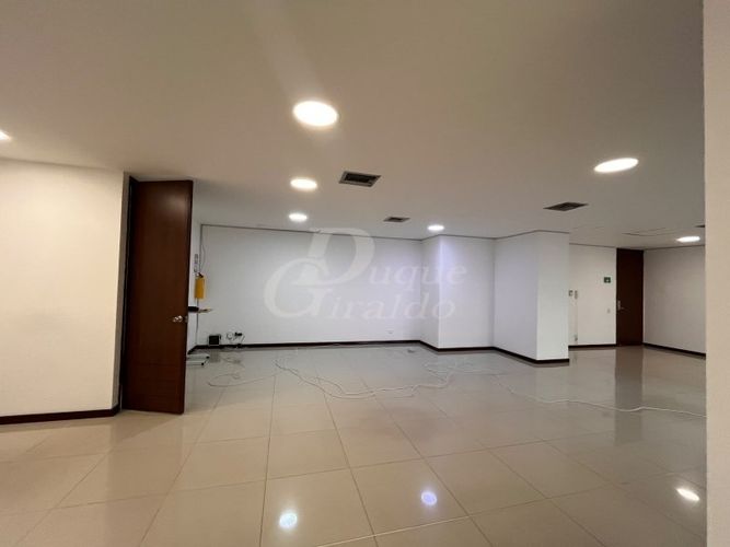 Oficina en arriendo en El Poblado, Medellín, 147 m² · foto 3 de 6