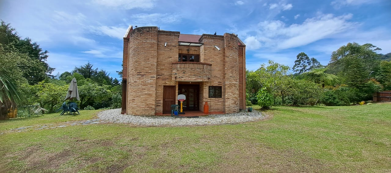 4BR Country House in El capiro for Sale