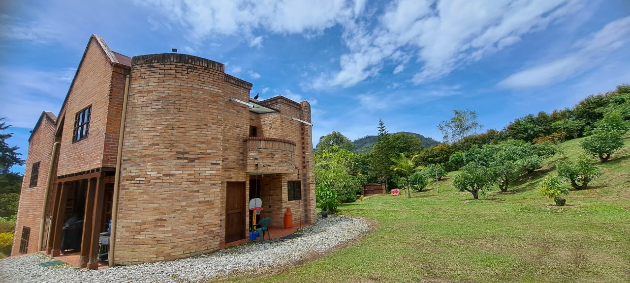4BR Country House in El capiro for Sale - 2