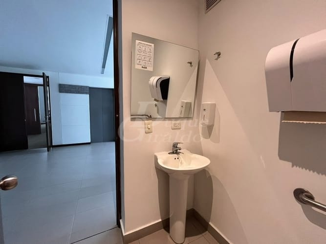 Oficina en arriendo en Villa Carlota, Medellín, 131 m² · foto 4 de 7