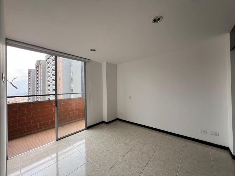 Apartamento en venta en Loma De Los Bernal, Medellín · foto 8 de 24