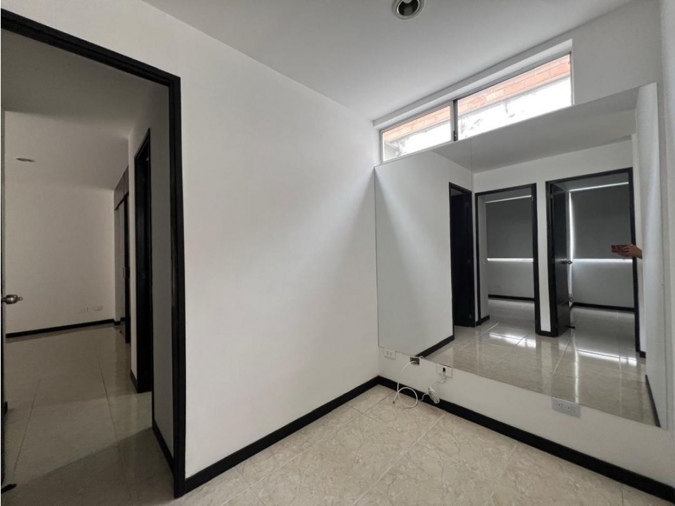 Apartamento en venta en Loma De Los Bernal, Medellín · foto 13 de 24