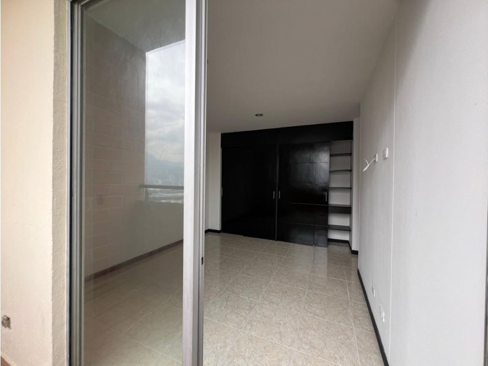 Apartamento en venta en Loma De Los Bernal, Medellín · foto 18 de 24