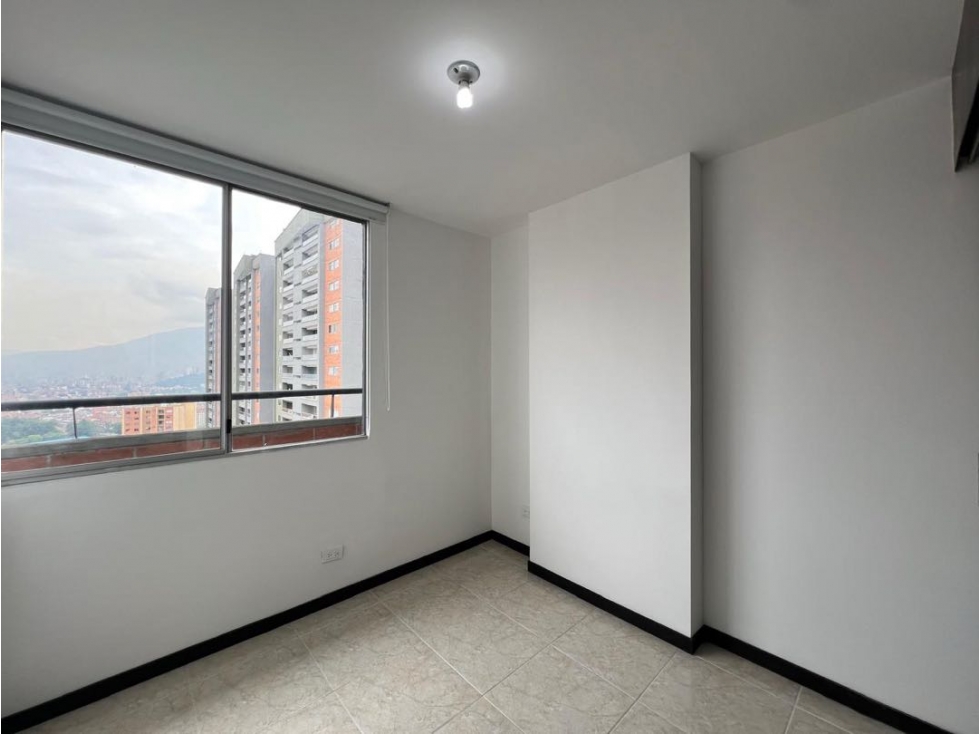 Apartamento en venta en Loma De Los Bernal, Medellín · foto 21 de 24
