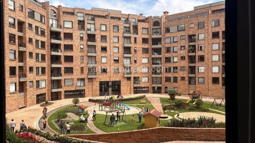 Apartamento de 3 alcobas en venta en Bella Suiza, Bogotá, 235 m² · foto 14 de 14