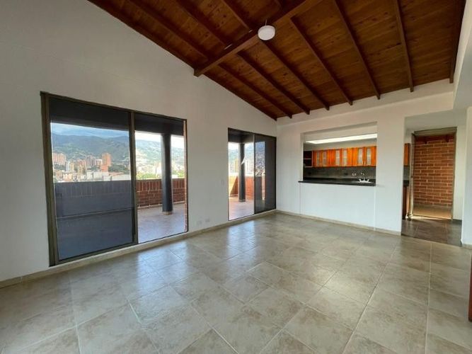 Apartamento de 4 alcobas en arriendo en Laureles, Medellín · foto 2 de 18