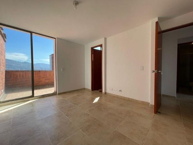 Apartamento de 4 alcobas en arriendo en Laureles, Medellín · foto 6 de 18
