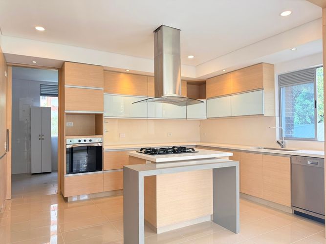 Apartamento de 3 alcobas en arriendo en El Poblado, Medellín, 272 m² · foto 7 de 19