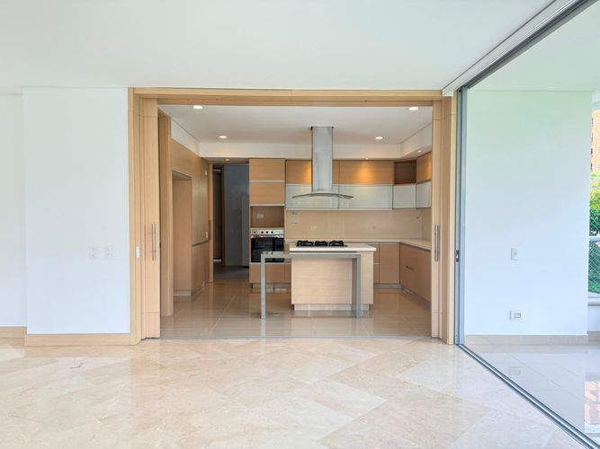 Apartamento de 3 alcobas en arriendo en El Poblado, Medellín, 272 m² · foto 10 de 19