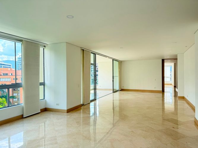Apartamento de 3 alcobas en arriendo en El Poblado, Medellín, 272 m² · foto 2 de 19