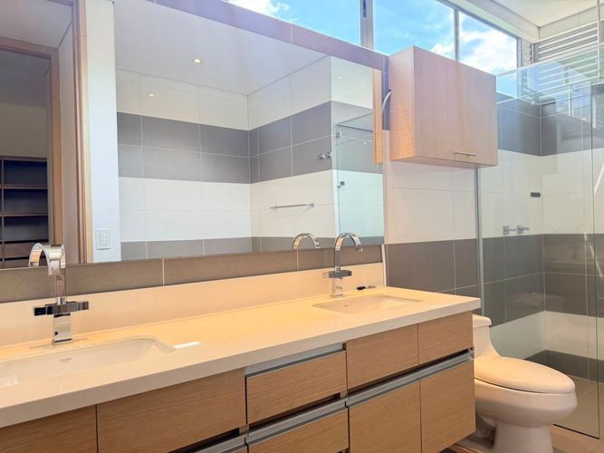 Apartamento de 3 alcobas en arriendo en El Poblado, Medellín, 272 m² · foto 19 de 19