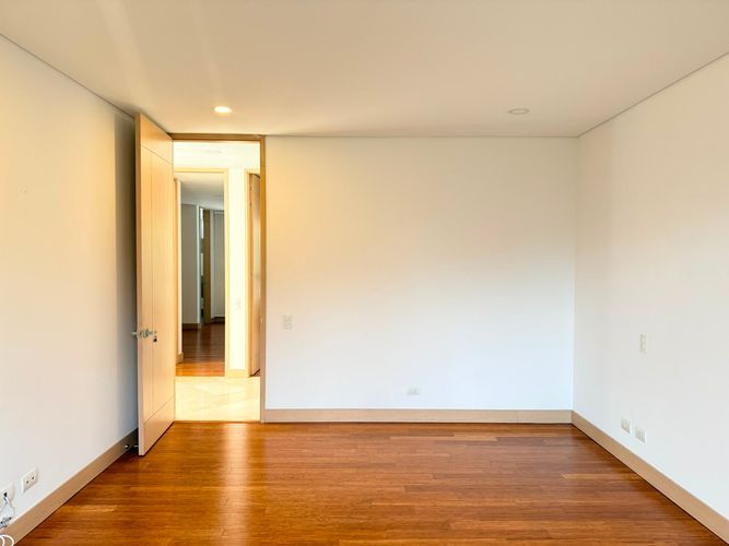 Apartamento de 3 alcobas en arriendo en El Poblado, Medellín, 272 m² · foto 16 de 19