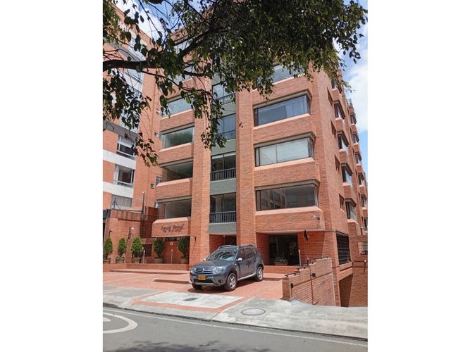 Apartamento de 4 alcobas en venta en La Carolina, Bogotá, 199 m² · foto 2 de 4