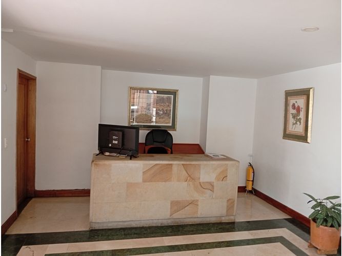 Apartamento de 4 alcobas en venta en La Carolina, Bogotá, 199 m² · foto 3 de 4