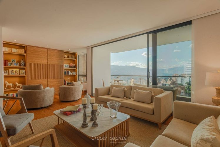 Apartamento de 3 alcobas en venta en El Castillo, Medellín, 217 m² · foto 2 de 10