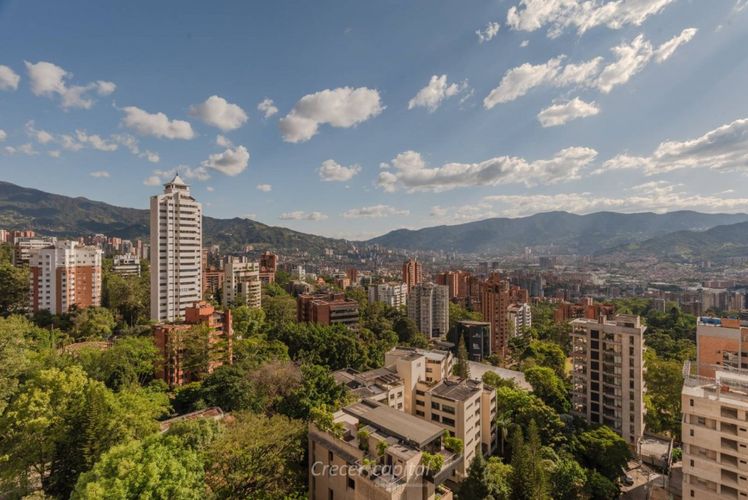 Apartamento de 3 alcobas en venta en El Castillo, Medellín, 217 m² · foto 3 de 10