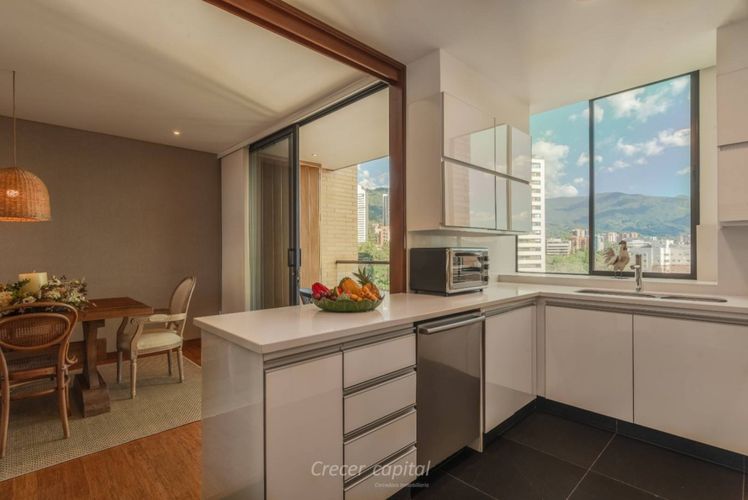 Apartamento de 3 alcobas en venta en El Castillo, Medellín, 217 m² · foto 4 de 10