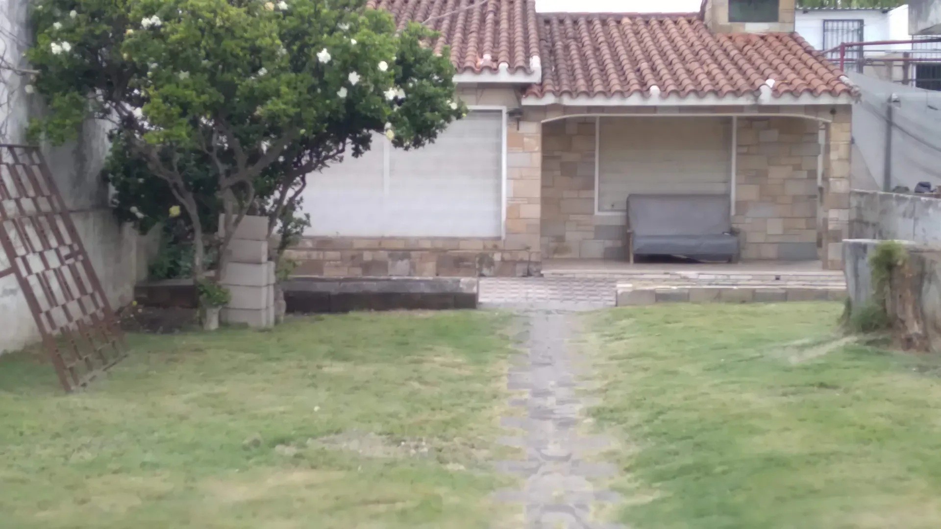 ALQUILER EN SAYAGO, CASA DE 3 DORMITORIOS, PLANTA BAJA AL FRENTE, JARDIN, COCHERA, REJAS · Foto 2