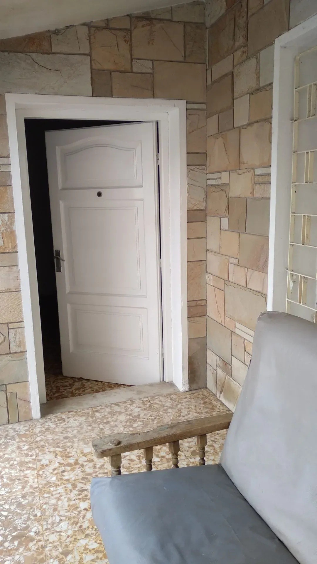 ALQUILER EN SAYAGO, CASA DE 3 DORMITORIOS, PLANTA BAJA AL FRENTE, JARDIN, COCHERA, REJAS · Foto 3