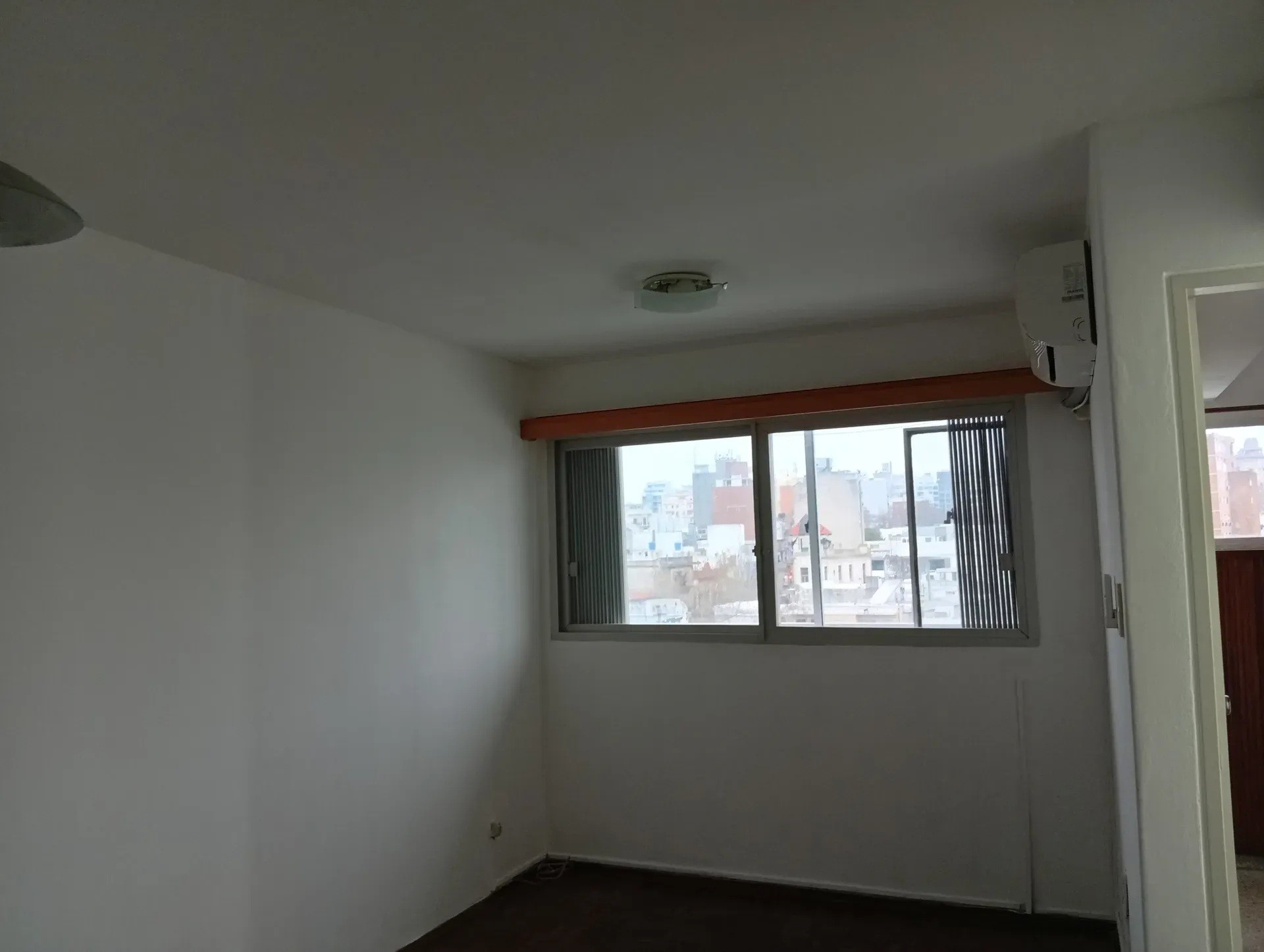 ALQUILER EN EL CENTRO DE 1 DORMITORIO EN PISO ALTO AL FRENTE, TERRAZA LAVADERO, GASTOS COMUNES BAJOS