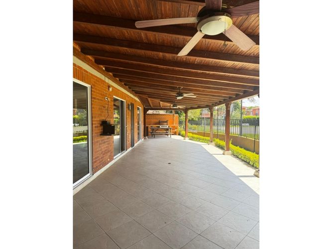 Casa de 5 alcobas en venta en El Castillo, Jamundí, 340 m² · foto 3 de 24