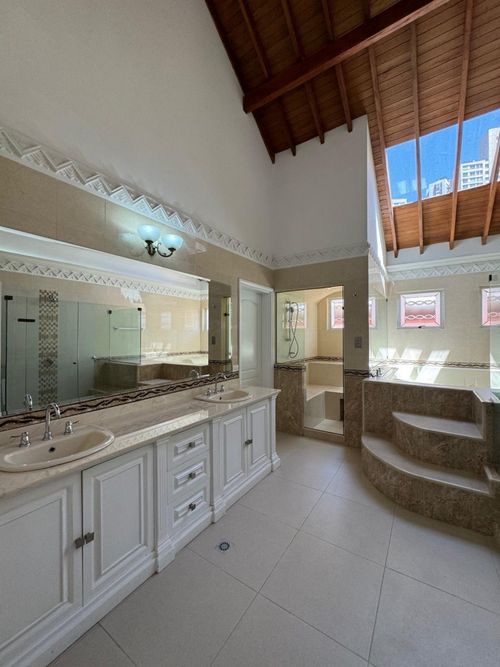 Casa de 5 alcobas en venta en San Lucas, Medellín, 500 m² · foto 9 de 24