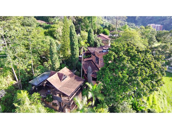 Casa de 3 alcobas en venta en Camino Verde, Envigado, 235 m² · foto 2 de 24