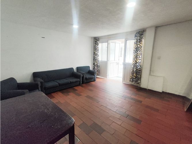 Casa de 7 alcobas en venta en La Laguna Fontibon, Bogotá, 216 m² · foto 2 de 24