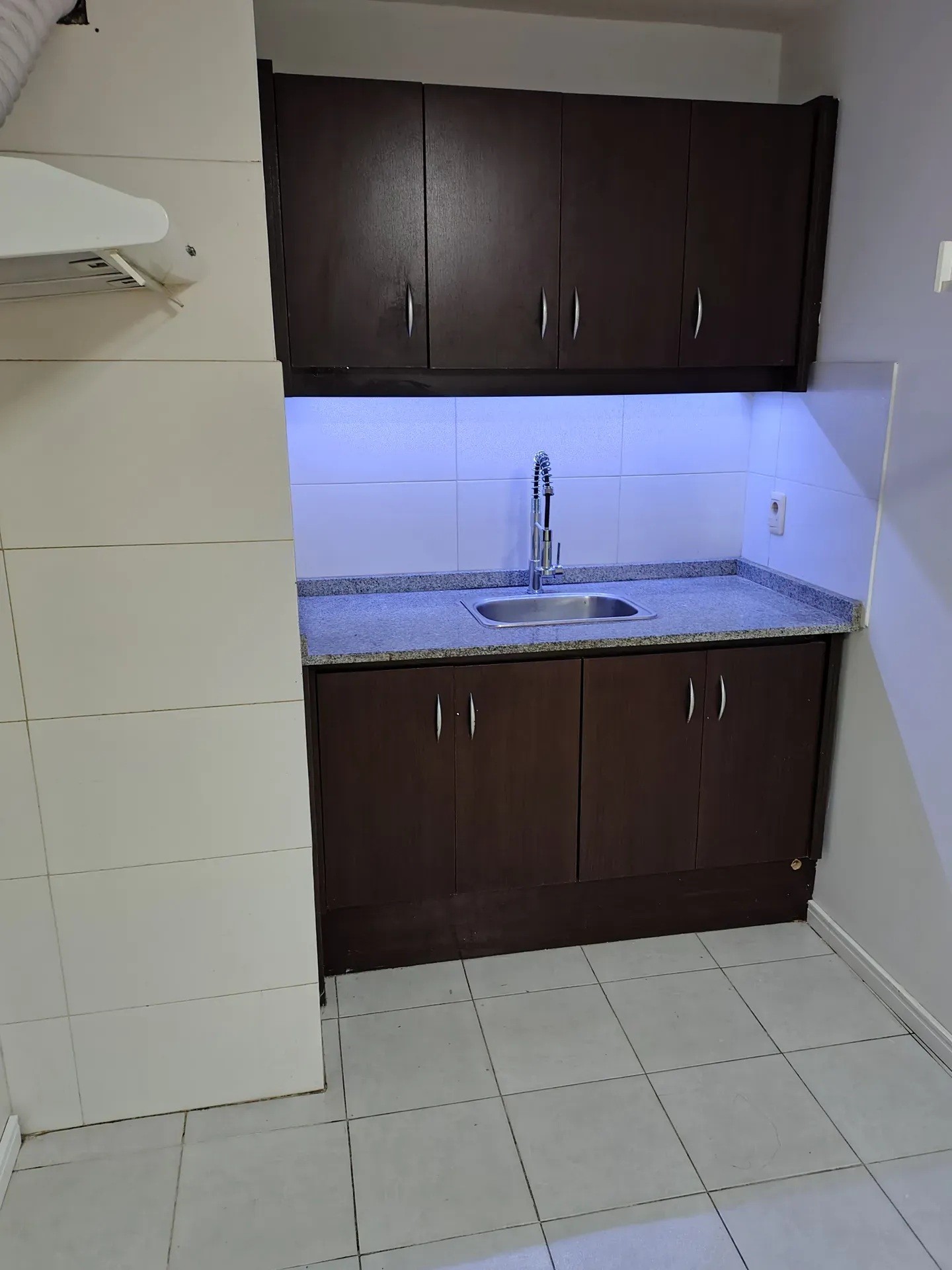 ALQUILER EN PARQUE RODO, 1 DORMITORIO, PISO ALTO AL FRENTE CON BALCON, GARAJE INCLUIDO Y PORTERIA · Foto 2