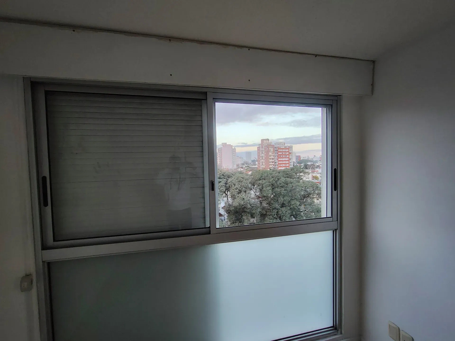 ALQUILER EN PARQUE RODO, 1 DORMITORIO, PISO ALTO AL FRENTE CON BALCON, GARAJE INCLUIDO Y PORTERIA · Foto 10