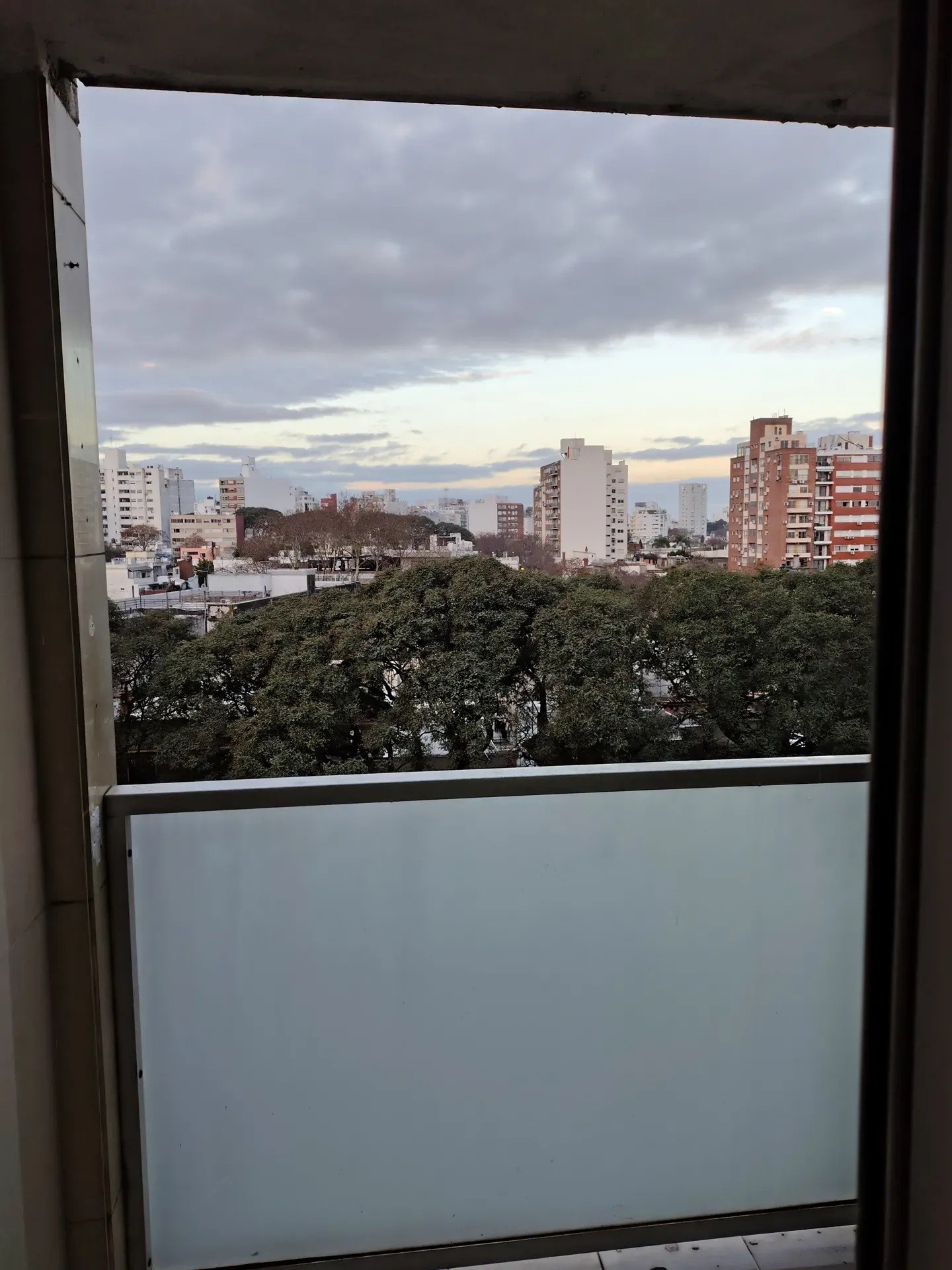 ALQUILER EN PARQUE RODO, 1 DORMITORIO, PISO ALTO AL FRENTE CON BALCON, GARAJE INCLUIDO Y PORTERIA · Foto 5
