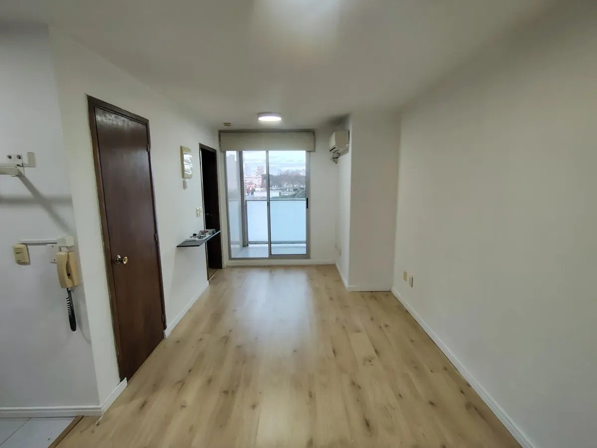 ALQUILER EN PARQUE RODO, 1 DORMITORIO, PISO ALTO AL FRENTE CON BALCON, GARAJE INCLUIDO Y PORTERIA · Foto 1