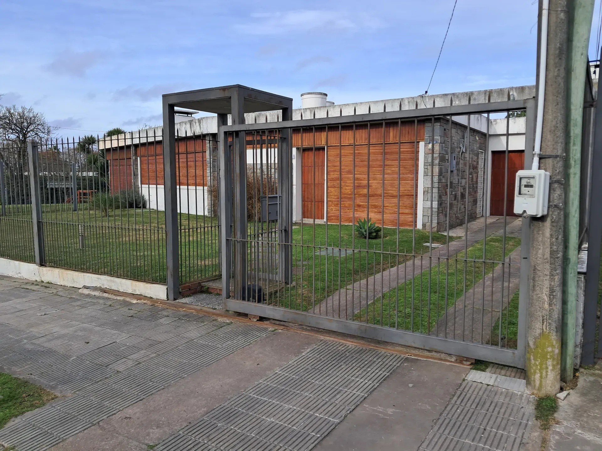 ALQUILER CASA AMUEBLADA EN PUNTA GORDA DE 2 DORMITORIOS, AMPLIO JARDIN, COCHERA