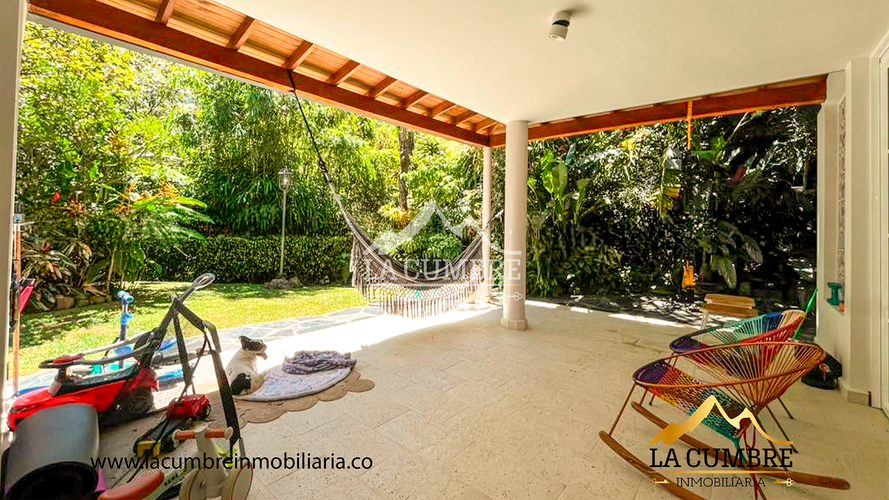 Casa de 3 alcobas en arriendo en San Lucas, Medellín, 270 m² · foto 2 de 5