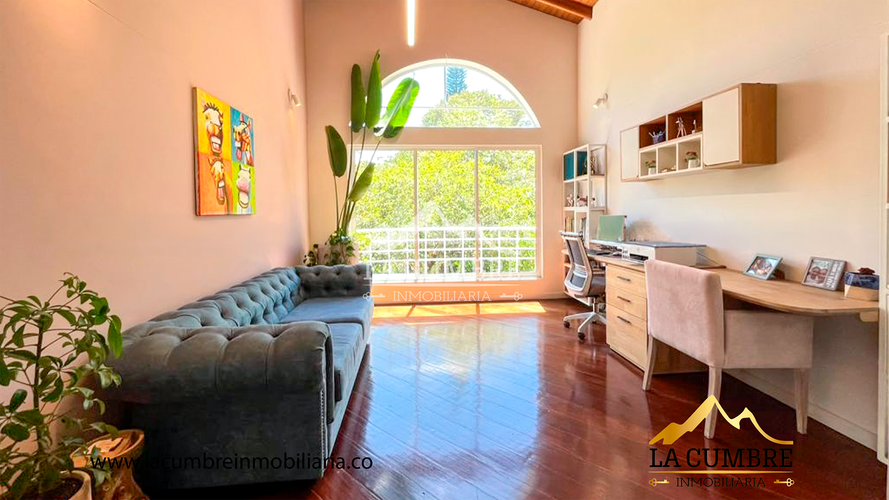 Casa de 3 alcobas en arriendo en San Lucas, Medellín, 270 m² · foto 3 de 5