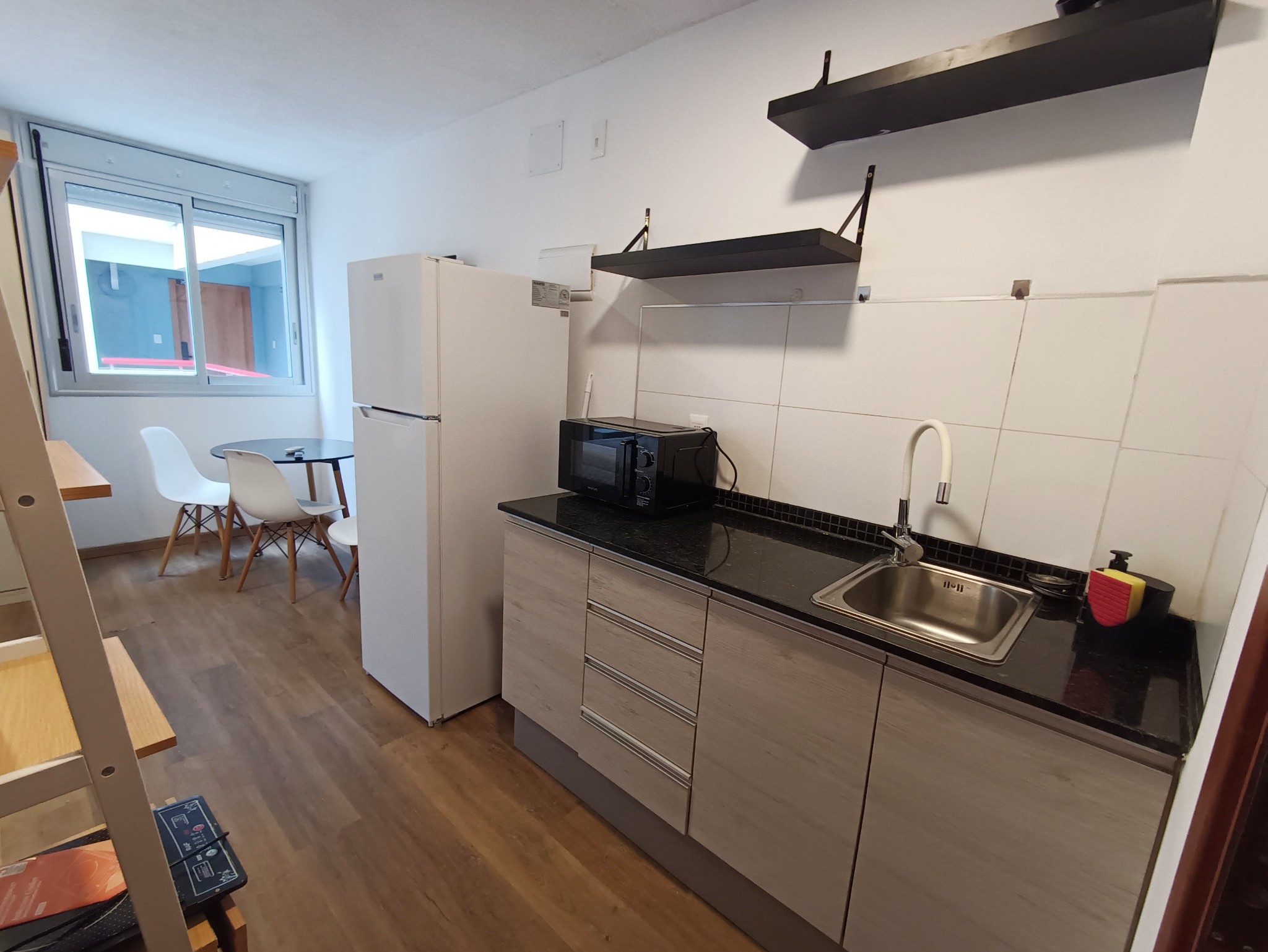 Con muebles y equipamiento, moderno y funcional, próximo a Montevideo Shopping y WTC.